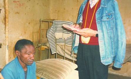 Praca wśród trędowatych to dla ks. Jana wielkie wyzwanie i spełnienie wywołanych lekturą książki „ Apostoł trędowatych” chłopięcych marzeń o wyjeździe