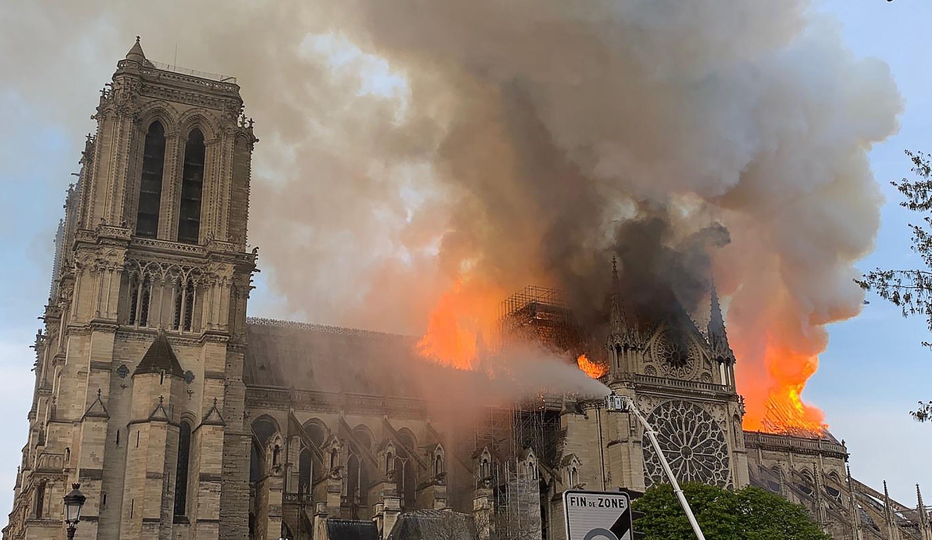 Francja: Pożar katedry Notre Dame w Paryżu NA ŻYWO [ZDJĘCIA Z WNĘTRZA