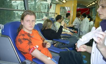 W krwiobusie w Zbąszyniu krew oddaje Arek Zalewski