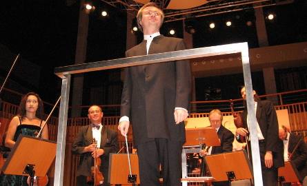 Kolejne utwory wykonane przez orkiestrę nagradzano brawami.
