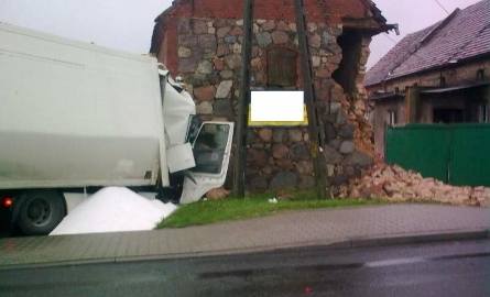 Ciężarówka uderzyła w budynek gospodarczy w Wilkowie.