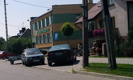 Łapy: Parking przy sklepie Sosenka i Banku Spółdzielczym
