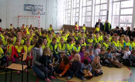 Wszystkie dzieci z młodszych klas szkół w gminie Słupia dostały kamizelki odblaskowe.