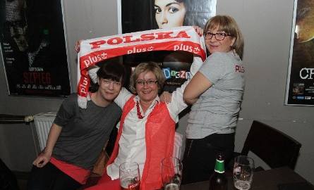W Plejadzie na telebimie mecz oglądały fanki reprezentacji - Katarzyna Krasnoid (z lewej), Renata Podsiadło i Halina Regielli.