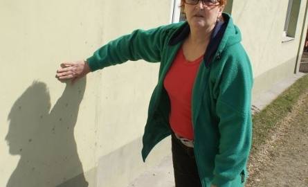 Barbara Skomra pokazuje na brudną ścianę swojego domu. – Czyszczę ją nieraz dwa razy dziennie – mówi.