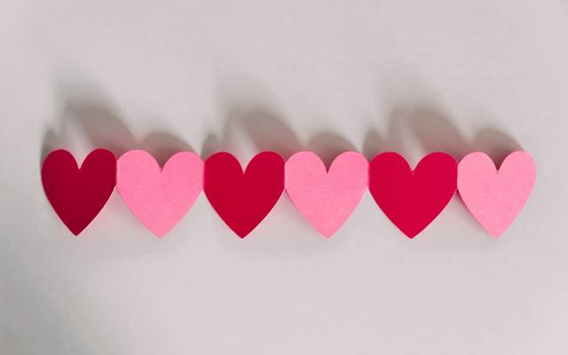 Walentynkowa matura z chemii: podaj wzór na miłość. Czy zakochanie to czysta chemia? Sprawdzamy