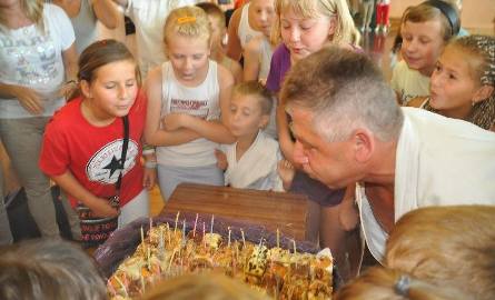 Świętujący 55-letnie urodziny Zbigniew Zaborski zdmuchnął świeczki na torcie razem ze swymi podopiecznymi.