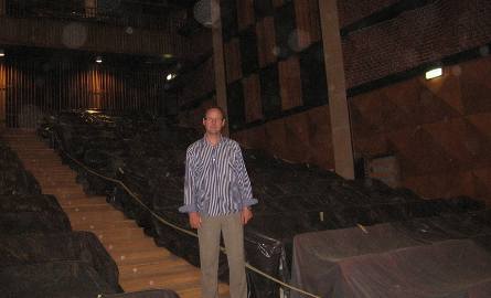 Za kilka dni folia z foteli sali koncertowej zostanie zdjęta – zapowiada dyrektor Robert Pluta