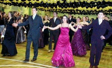 W Starachowicach wszędzie rozpoczynano bal polonezem. Na zdjęciu: Taniec w II Liceum Ogólnokształcącym.