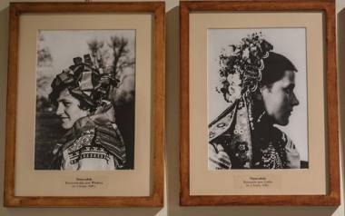 Ślubne nakrycie głowy panny młodej z Krzywowierzby z pow. włodawskiego, rok 1939 (z lewej) i ślubne nakrycie głowy panny młodej z Krzczonowa z województwa