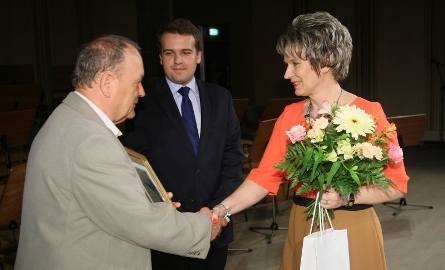 Justyna Zapała-Jeśko podczas gali wręczania dyplomów w Filharmonii Świętokrzyskiej w Kielcach w zeszły czwartek odebrała nagrodę z rąk Cezarego Beraka,