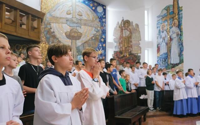 Rozpoczęciu roku formacyjnego Liturgicznej Służby Ołtarza. Ministranci z czternastu parafii rywalizowali o puchary