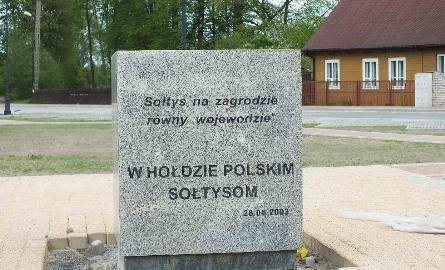 Do pomnika sołtysa będzie prowadziła Aleja Humoru z dowcipami o sołtysie Wąchocka, odlanymi na żeliwnych płytach.