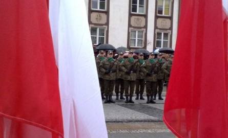 Pododdziały reprezentacyjne wypełniły plac przed pomnikiem Marszałka