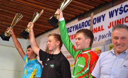 Zwycięzcy w klasyfikacji punktowej, od lewej: Kirill Mordvintsew (Kazachstan), Tristan Wedler (Cottbus, RFN), Raman Ramanu (Białoruś). Z prawej prezes