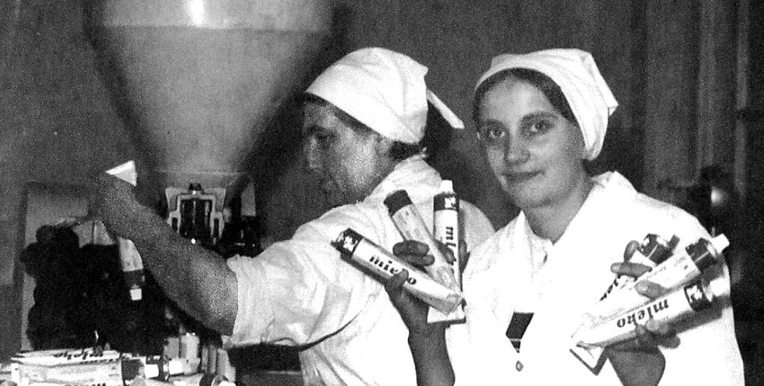 Pracownice mleczarni z jej legendarnym produktem, mlekiem zagęszczonym w tubie w obiektywie Stanisława Kolasińskiego. Do 1990 roku firma była „tubowym”