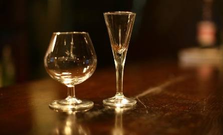 Kieliszki do likieru (z prawej) i kieliszek do brandy, czyli tak zwana „koniakówka”.
