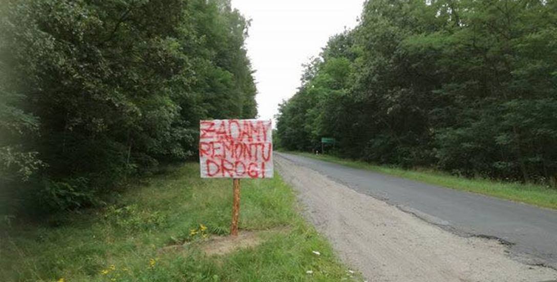 Takie nietypowe znaki jeszcze kilka dni temu można było dostrzec na poboczu drogi 138 między Chlebowem a Wałowicami.
