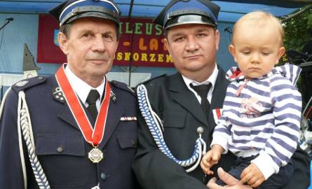 Trzy pokolenia strażackie: (od lewej) Kazimierz Krzysiek, jego syn Sławomir i wnuczek Piotruś, który też zostanie strażakiem.