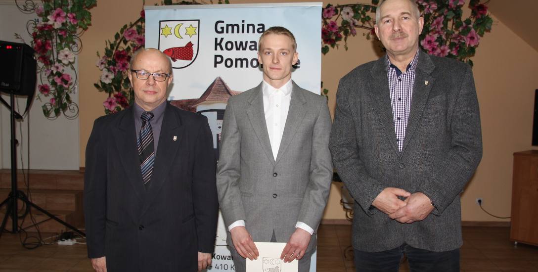 Artur Zakrzewski z burmistrzem Kowalewa Andrzejem Grabowskim (z lewej) i przewodniczącym rady Jerzym Orłowskim.
