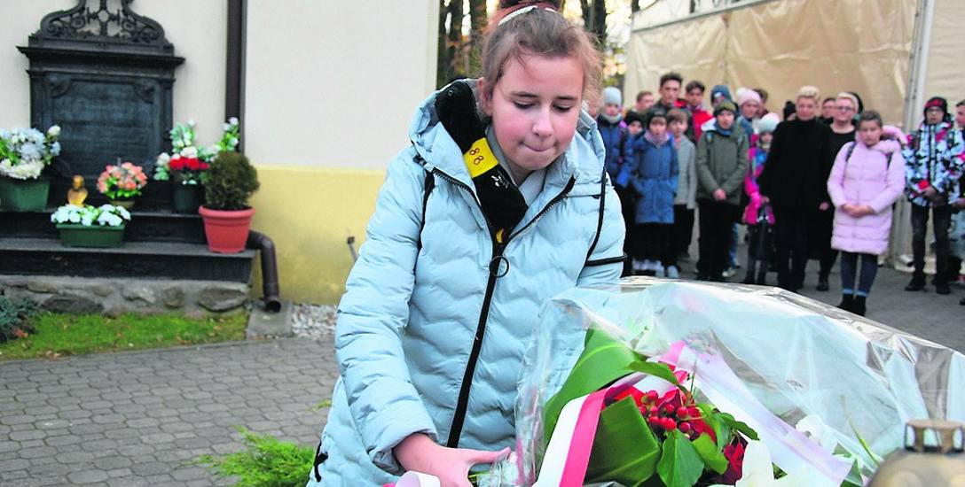 Kwiaty na grobach powstańców złożyła młodzież szkolna i przedstawiciele władz miasta.
