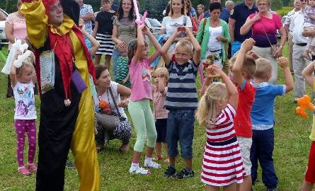 Najmłodszych uczestników imprezy zabawiali clowni.