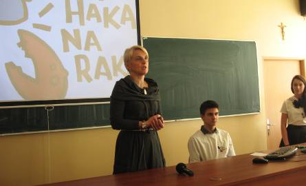 Młodzieży gratulowała zaangażowania Anna Łapieniecka, dyrektor "Konopnickiej".
