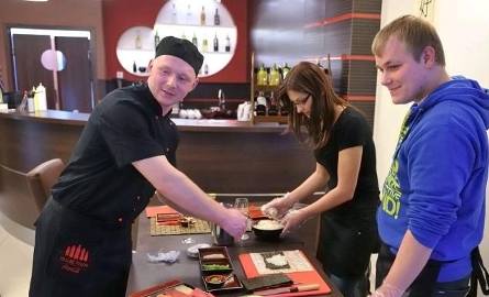 Sushi masterzy uczyli uczestników warsztatów, jak przygotować smaczne i efektownie wyglądające sushi.