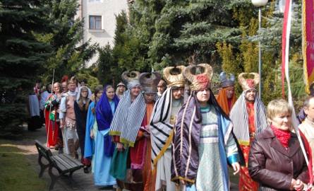 W procesji Niedzieli Palmowej w Kałkowie szli wszyscy aktorzy z Misterium Męki Pańskiej, w teatralnych strojach