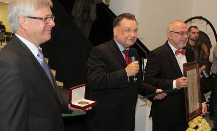 Dyrektorzy Elektrowni otrzmali od marszałka Struzika  medal i dyplom.