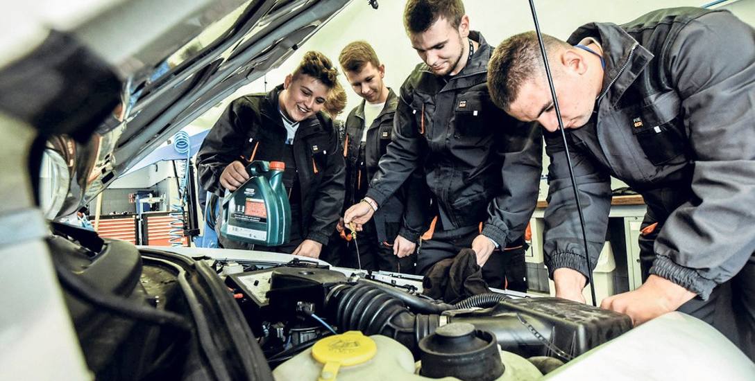 W branżówce  w „samochodówce” uczniowie kształcą się, m.in, w nowym zawodzie kierowca mechanik
