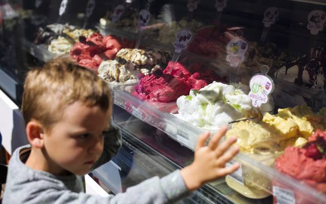 Ceny lodów w Krakowie zmrożą klientów? Sprawdzamy, ile trzeba wydać pod Wawelem za ten przysmak w wakacje 2024