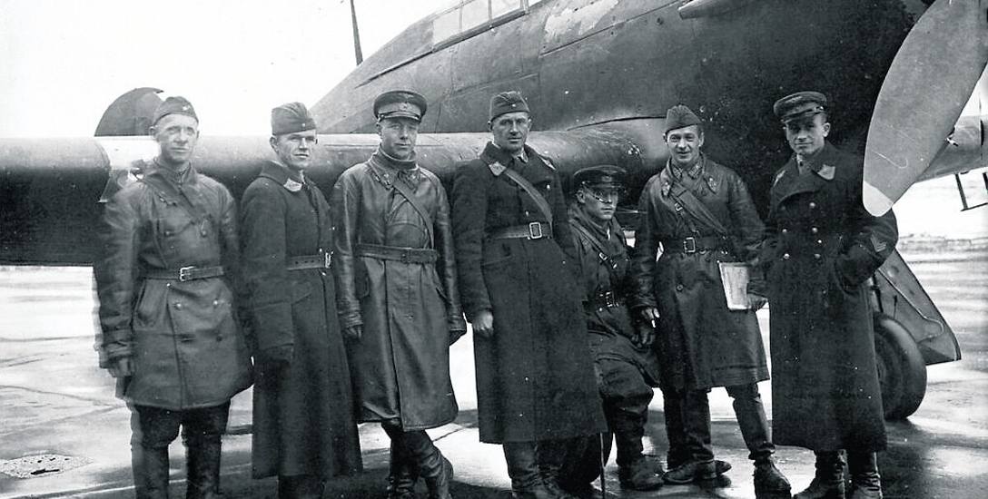 Sowieccy piloci testujący brytyjski myśliwiec Hurricane