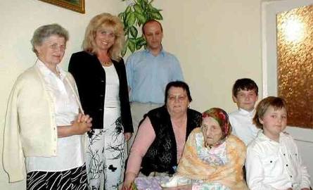 Jubilatka z córką Mieczysławą, sąsiadką Zofia Figarską (z lewej) i rodziną wnuka Dariusza.