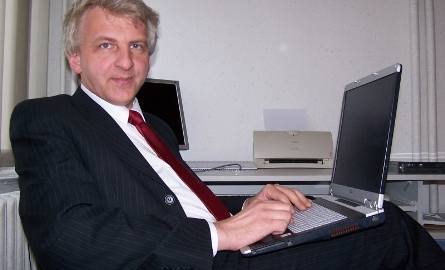Tadeusz Konarski - z podstawówek i gimnazjów zrobił zinformatyzowane e-szkoły