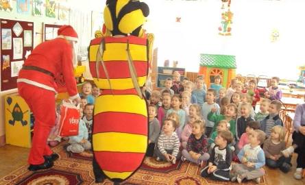 Przedszkole nr 73 odwiedzili kibice Jagiellonii. Św. Mikołaj i pszczoła rozdawali słodycze.
