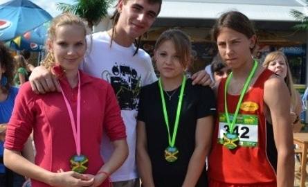 Kamil Bednarek (drugi od lewej) chętnie pozował do zdjęć ze zwycięzcami biegów.