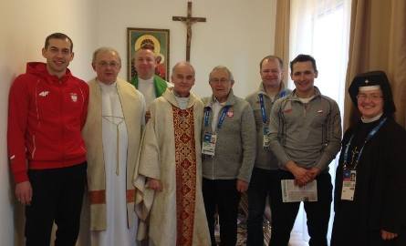 Ksiądz biskup Marian Florczyk odprawia msze święte w wiosce olimpijskiej. W jednej z nich uczestniczył mistrz olimpijski w łyżwiarstwie szybkim Zbigniew