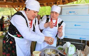 Elżbieta Korczyk (z prawej) z Koła Gospodyń Wiejskich Korytniczanki zajęła II miejsce. Pomagała jej Małgorzata Kukuryk.