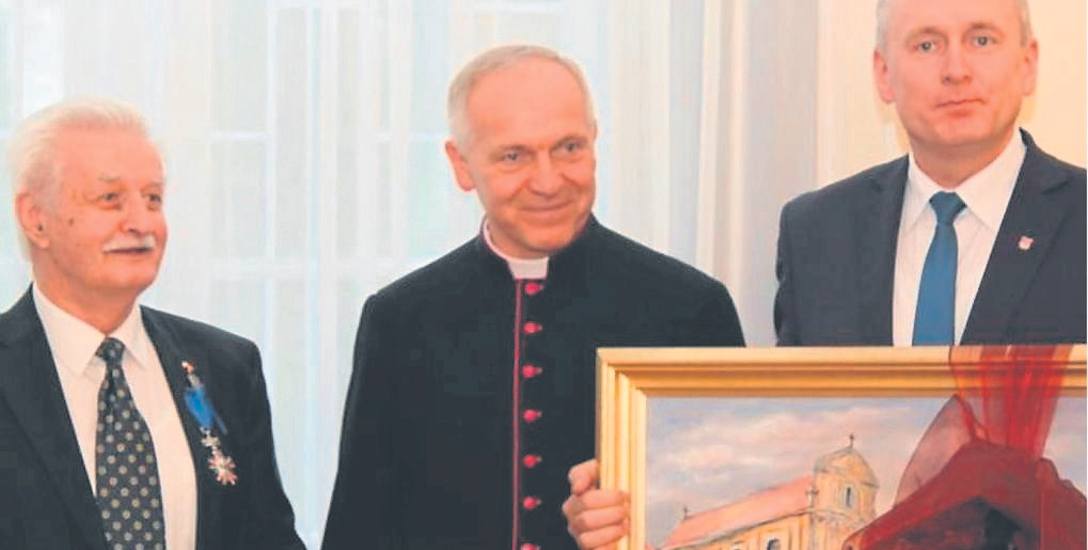 W uroczystości odznaczania Klausa Leutnera (po lewej) brał udział ks. Bogumił Karp z parafii NMP w Rawie, burmistrz Dariusz Misztal oraz wicemarszałek