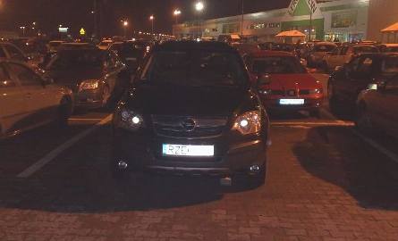 Opel na parkingu przed Auchan