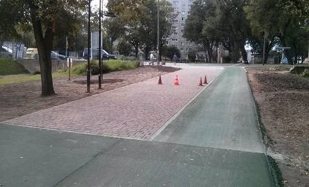 Kilka dni temu robotnicy ułożyli masę bitumiczną na ciągu rowerowym w parku.