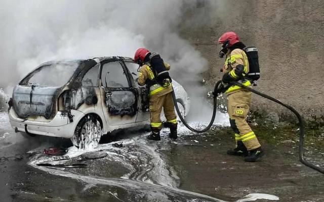 Groźny pożar samochodu w Pleszewie. Interweniowały dwa zastępy straży pożarnej