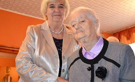 100-letnia pani Klara Wichrowska (z prawej) może liczyć na wsparcie dzieci