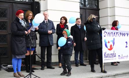 Po dojściu na plac przed urzędem miejskim, prezes Zarządu Stowarzyszenia "Karuzela", Sylwia Waśkiewicz odczytała List Otwarty do prezydenta