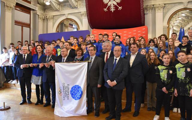 Flaga Stowarzyszenia Europejskich Komitetów Olimpijskich jest już w Tarnowie. Miasto przygotowuje się do roli współgospodarza igrzysk