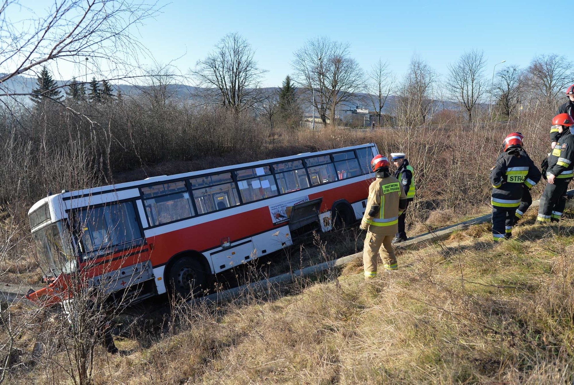 Wypadek autobusu MZK w Przemyślu. Pojazd wypadł z drogi