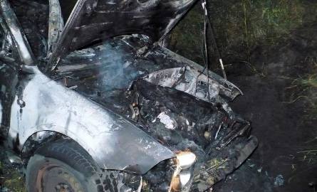 Spalił się samochód na krzyżówce dróg Gorzów - Kostrzyn (zdjęcia Czytelnika)