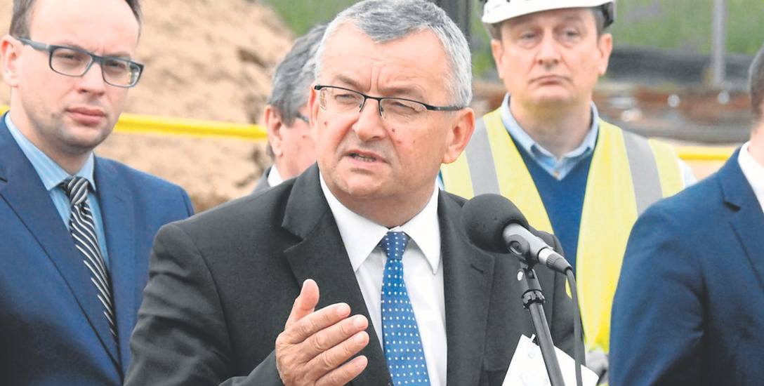 Minister Adamczyk: poprzedni rząd obiecał budowę dróg bez pieniędzy    