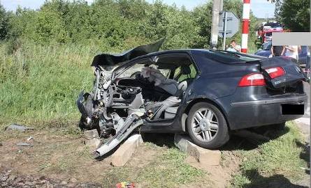 Lubień Kujawski: Samochód wjechał na przejazd kolejowy. Doszło do zderzenia [ZDJĘCIA]